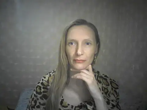 Snapshot of LunaBelle8 chatting on April 18, 7:07 pm LunaBelle8 online show from April 18, 7:07 pm