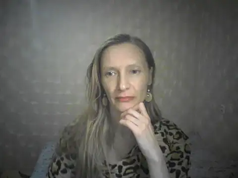 Snapshot of LunaBelle8 chatting on April 18, 7:58 pm LunaBelle8 online show from April 18, 7:58 pm