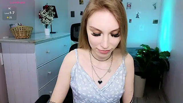 Snapshot of MilaDuales chatting on May 5, 5:37 am MilaDuales online show from May 5, 5:37 am