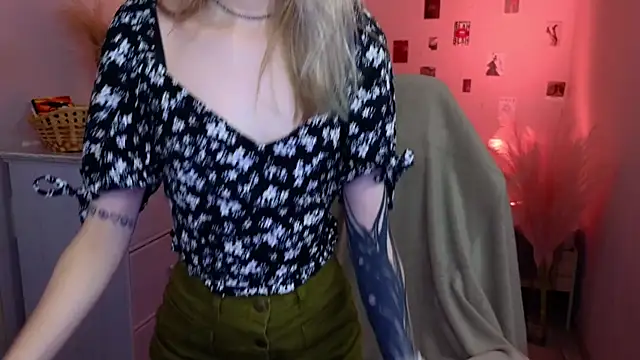 Snapshot of MilaDuales chatting on May 26, 12:45 pm MilaDuales online show from May 26, 12:45 pm
