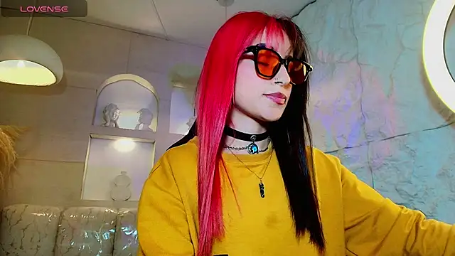 Moon Red r online show from July 9, 8:02 pm