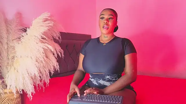 Snapshot of Thalyanna_ebonny chatting on May 1, 5:23 am Thalyanna ebonny online show from May 1, 5:23 am
