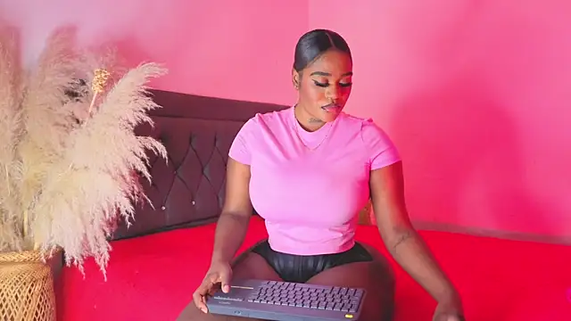 Snapshot of Thalyanna_ebonny chatting on May 5, 7:44 pm Thalyanna ebonny online show from May 5, 7:44 pm