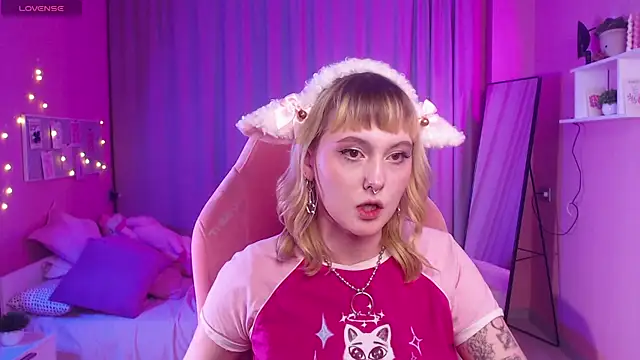 Emma Thomps online show from April 27, 3:10 pm