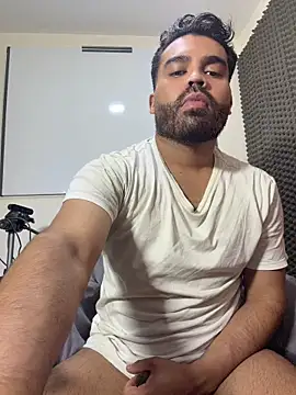 Snapshot of LucaLaurent chatting on May 3, 10:32 am LucaLaurent online show from May 3, 10:32 am