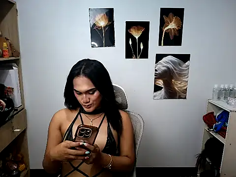 Snapshot of YourHot_Nica chatting on April 22, 1:34 pm YourHot Nica online show from April 22, 1:34 pm