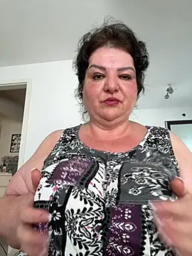Snapshot of curvymilfmicha chatting on June 27, 3:50 pm curvymilfmicha online show from June 27, 3:50 pm