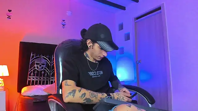 Vergil Noir  online show from May 9, 4:28 am
