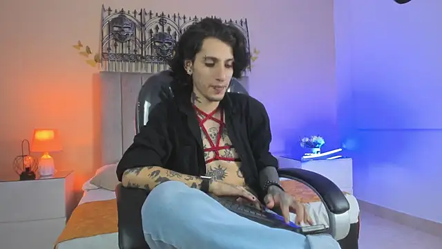 Vergil Noir  online show from May 20, 4:40 am