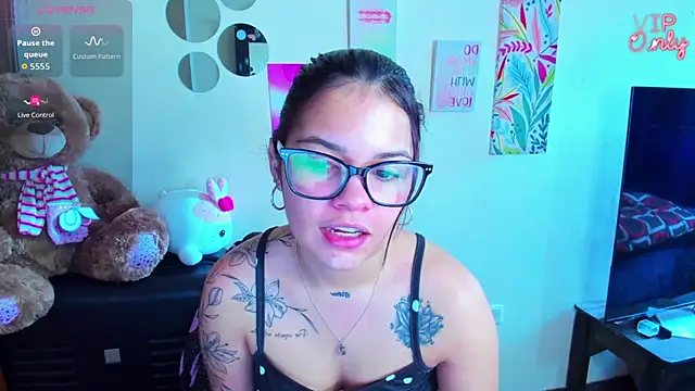 Snapshot of angelina_77 chatting on June 14, 4:20 pm angelina 77 online show from June 14, 4:20 pm