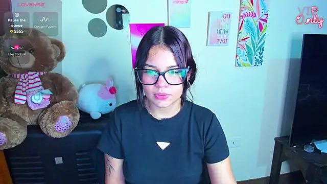 Snapshot of angelina_77 chatting on June 23, 1:25 am angelina 77 online show from June 23, 1:25 am
