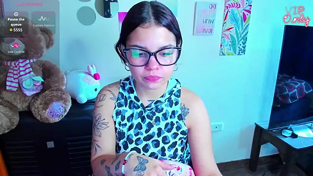 Snapshot of angelina_77 chatting on June 26, 2:43 pm angelina 77 online show from June 26, 2:43 pm