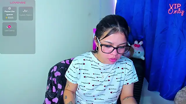 Snapshot of angelina_77 chatting on July 9, 3:38 pm angelina 77 online show from July 9, 3:38 pm