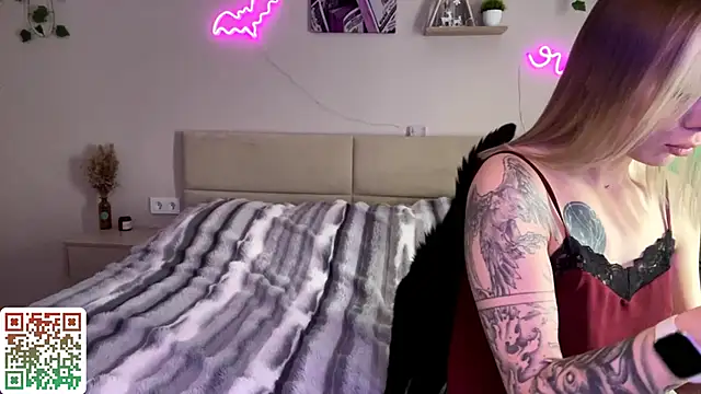 Snapshot of CandyRass chatting on May 9, 1:27 pm CandyRass online show from May 9, 1:27 pm