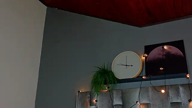 Snapshot of LiaaMoretti__ chatting on May 19, 2:40 am LiaaMoretti online show from May 19, 2:40 am