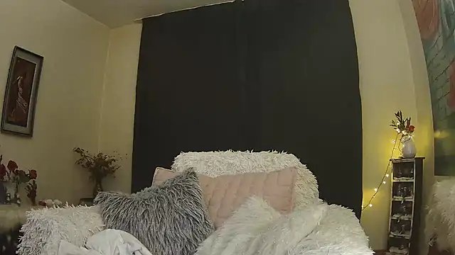 Snapshot of Divineblond chatting on February 17, 1:04 am Divineblond online show from February 17, 1:04 am