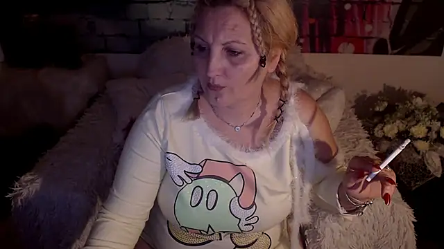 Snapshot of Divineblond chatting on March 5, 8:53 pm Divineblond online show from March 5, 8:53 pm