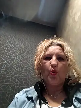 Snapshot of Divineblond chatting on March 9, 9:13 am Divineblond online show from March 9, 9:13 am