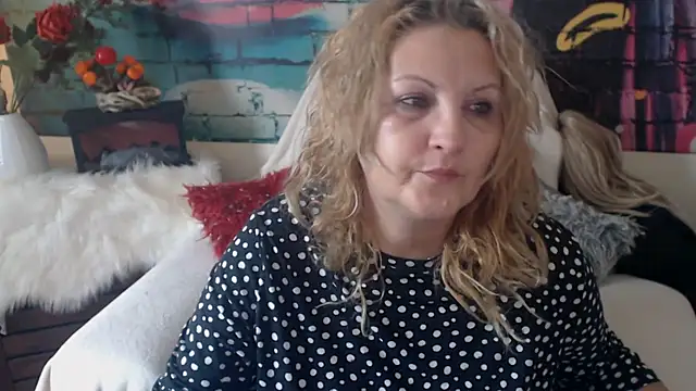 Snapshot of Divineblond chatting on March 12, 8:19 am Divineblond online show from March 12, 8:19 am