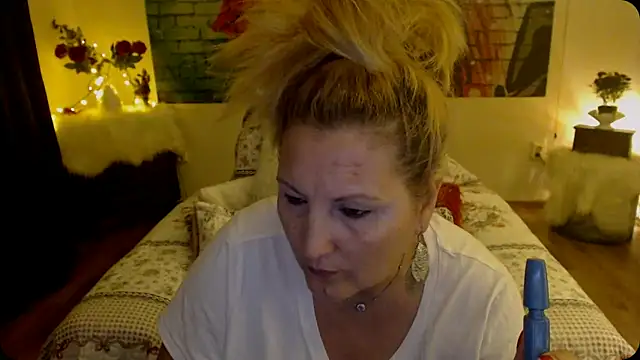 Snapshot of Divineblond chatting on March 17, 6:00 pm Divineblond online show from March 17, 6:00 pm