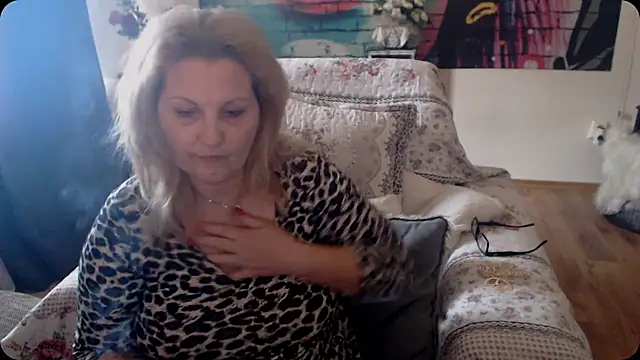 Snapshot of Divineblond chatting on March 19, 10:22 am Divineblond online show from March 19, 10:22 am