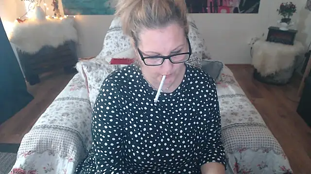 Snapshot of Divineblond chatting on March 21, 1:45 pm Divineblond online show from March 21, 1:45 pm