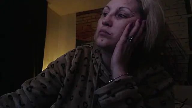 Snapshot of Divineblond chatting on March 22, 2:27 am Divineblond online show from March 22, 2:27 am