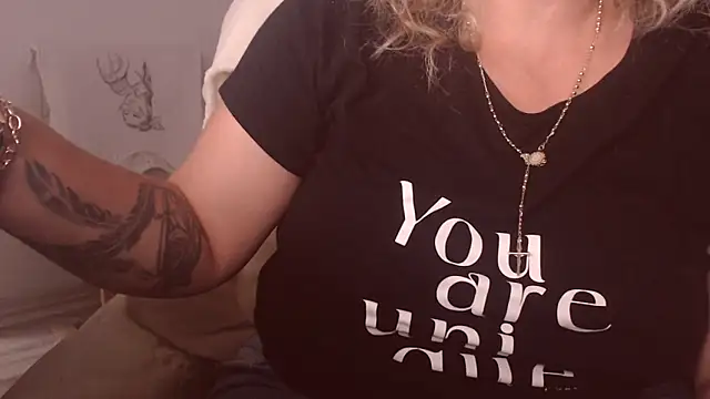 Snapshot of Divineblond chatting on September 17, 2:41 pm Divineblond online show from September 17, 2:41 pm