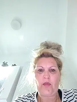 Snapshot of Divineblond chatting on October 5, 2:48 pm Divineblond online show from October 5, 2:48 pm