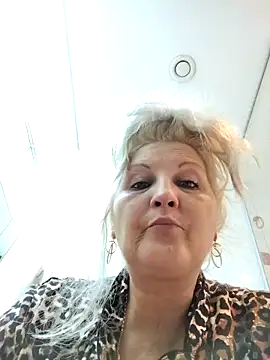 Snapshot of Divineblond chatting on October 24, 11:01 pm Divineblond online show from October 24, 11:01 pm