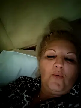 Snapshot of Divineblond chatting on October 26, 3:01 am Divineblond online show from October 26, 3:01 am