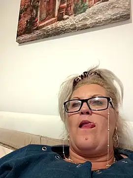 Snapshot of Divineblond chatting on October 26, 7:53 pm Divineblond online show from October 26, 7:53 pm