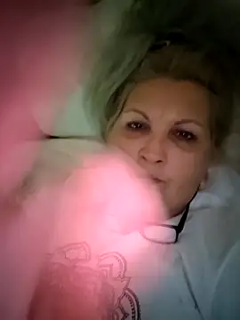 Snapshot of Divineblond chatting on November 2, 7:49 pm Divineblond online show from November 2, 7:49 pm