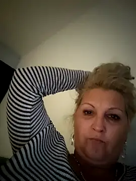 Snapshot of Divineblond chatting on November 8, 5:34 pm Divineblond online show from November 8, 5:34 pm