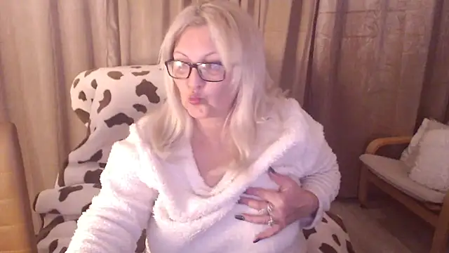 Snapshot of Divineblond chatting on November 15, 10:04 pm Divineblond online show from November 15, 10:04 pm