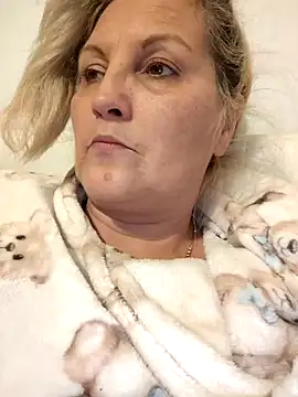 Divineblond online show from December 19, 9:00 pm