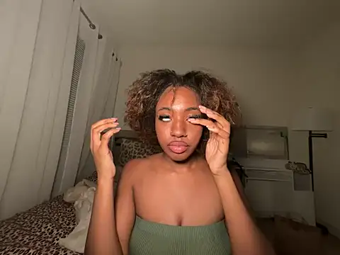 Snapshot of ebonydolled chatting on June 10, 1:50 am ebonydolled online show from June 10, 1:50 am