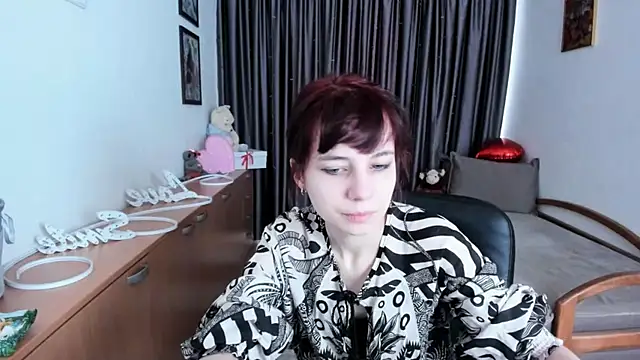 Snapshot of MiniLysii chatting on May 17, 5:38 am MiniLysii online show from May 17, 5:38 am