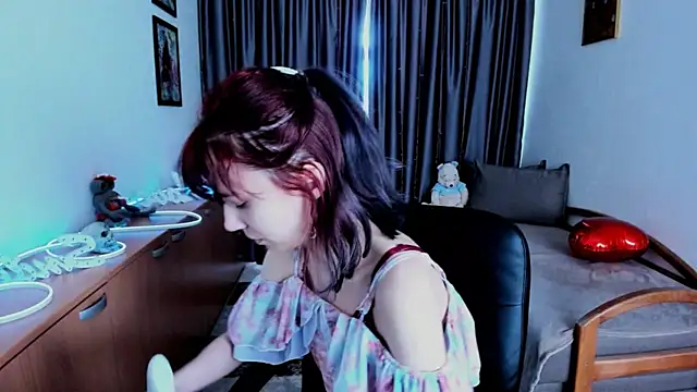 Snapshot of MiniLysii chatting on May 29, 5:49 am MiniLysii online show from May 29, 5:49 am