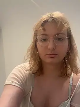 LilyFoot online show from April 25, 4:15 pm