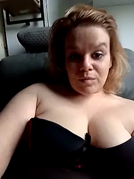Snapshot of Maryquenn chatting on May 13, 9:28 am Maryquenn online show from May 13, 9:28 am