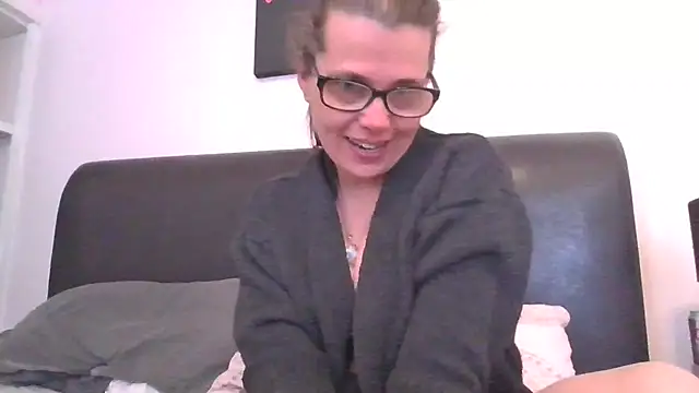 Mayra small online show from April 29, 8:18 am