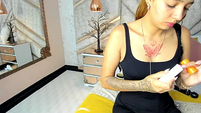 Snapshot of SamaanthaMiller chatting on May 13, 9:00 pm SamaanthaMiller online show from May 13, 9:00 pm