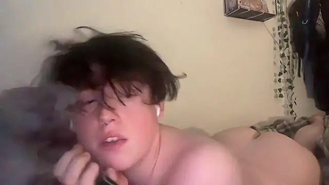 Snapshot of JacobHiltonn chatting on April 23, 10:03 am JacobHiltonn online show from April 23, 10:03 am
