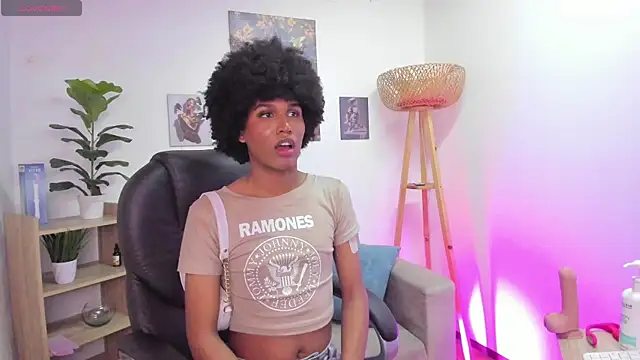 NaomiSaenz  online show from June 18, 9:19 pm
