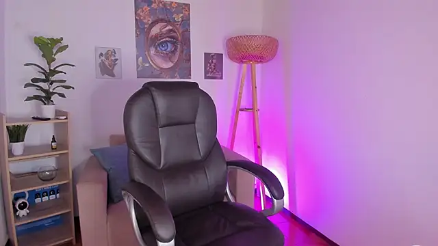 NaomiSaenz  online show from July 10, 2:41 pm