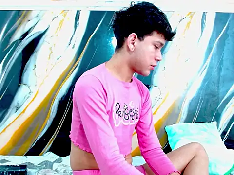 LAYAN FEMBOY online show from May 13, 5:43 pm