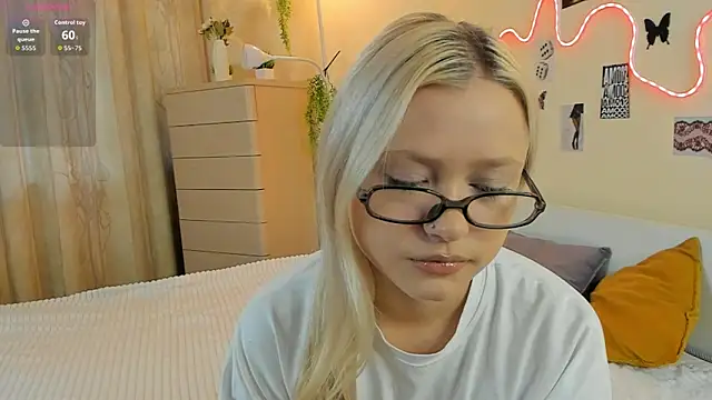 Snapshot of MidnightPoise chatting on May 11, 5:24 am MidnightPoise online show from May 11, 5:24 am