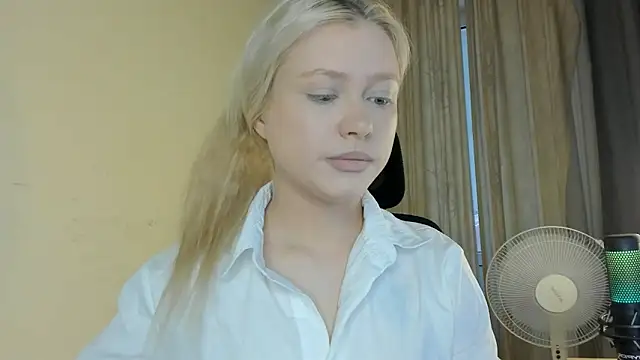 Snapshot of MidnightPoise chatting on June 16, 4:59 am MidnightPoise online show from June 16, 4:59 am