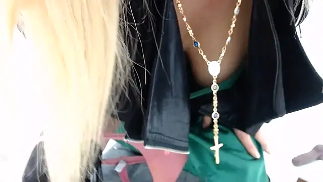 Snapshot of BlondeNatalia chatting on June 11, 11:25 pm BlondeNatalia online show from June 11, 11:25 pm